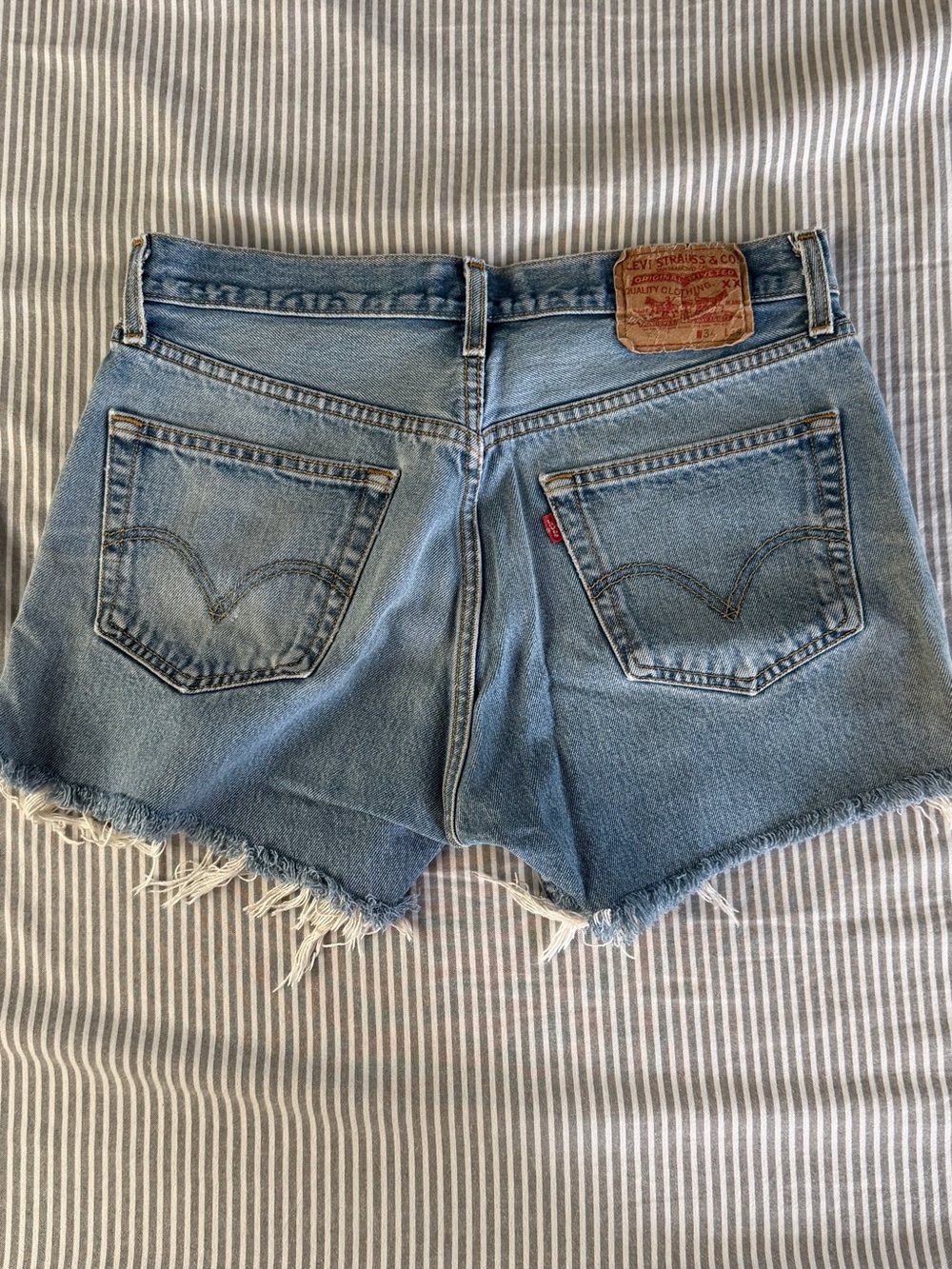 Levi's 501 Women’s Frayed Hem Denim Shorts Originally Mens 34x34 - Picture 2 of 4